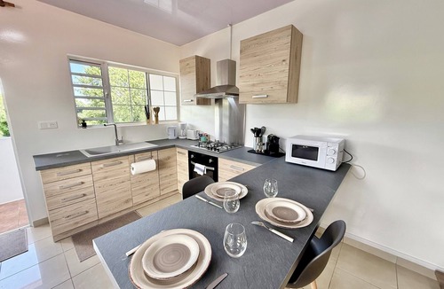 Pirae Apartment | Manohiti apartment Easy Tahiti Stay: Fast Wi-Fi, Kitchen, Terrace & carpark