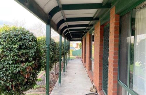 Horsham House | Manor on McIntyre