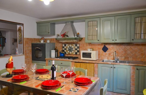 Margine Coperta-Traversagna Apartment | Manu's house. One minute from train/bus station, close to downtown.