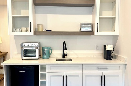 Duncan Apartment | Maple bay Hideaway 1 bedroom 1 bathroom + sleeper sofa & kitchenette
