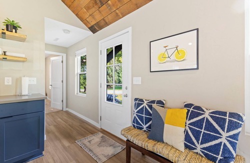 Newville Cottage | Maple Beach Cottage - Charming 2-bedroom cottage in Edgerton