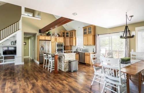 Maple City House | Maple City Farmhouse Idyllic Setting Near Town