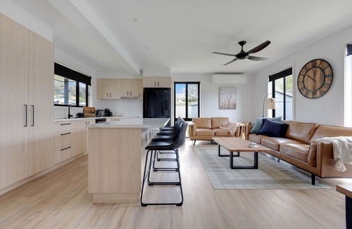 Myrtleford House | Maple Cottage - Bright, Luxurious & Modern