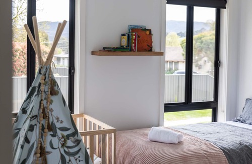 Myrtleford House | Maple Cottage - Bright, Luxurious & Modern