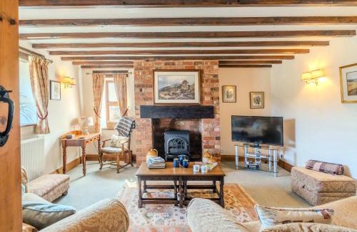Mangotsfield House | Maple Cottage - Rural Charm & Cotswold Views