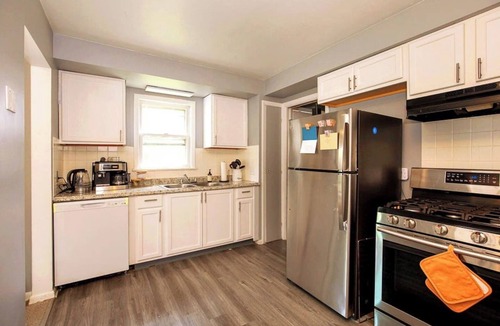 Maple Heights House | Maple Heights 3BR Summer Haven — Cozy & Spacious