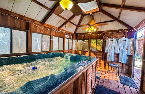 Atascocita House | Maple House Backyard retreat W Hot Tub Near IAH