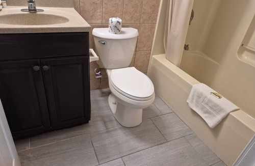 New Milford Hotel | Maple Leaf Motel
