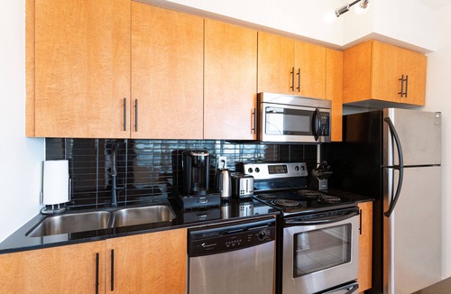 Central Waterfront Hotel | Maple Leaf Square Executive Suite