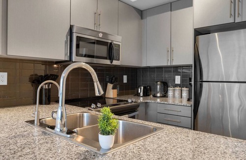 Toronto Entertainment District Hotel | Maple Leaf Stays - Rogers Centre - Scotiabank Arena