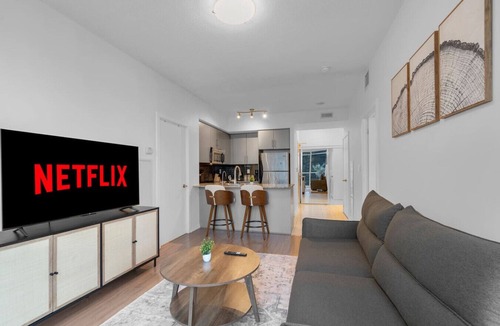 Toronto Entertainment District Hotel | Maple Leaf Stays - Rogers Centre - Scotiabank Arena