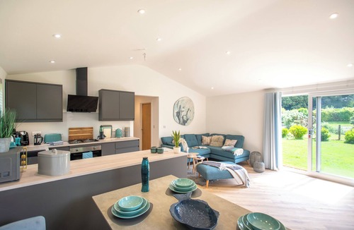 Hayle Cottage | MAPLE LODGE, family friendly, with hot tub in Angarrack