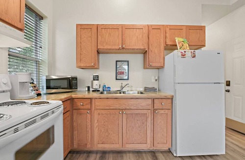 West Central Apartment | Maple Manor Central Retreat