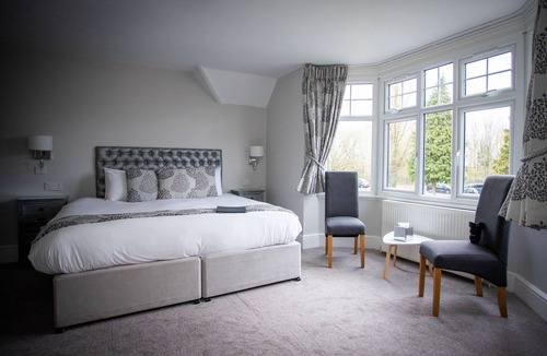 Crawley Hotel | Maple Manor Hotel