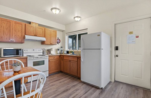 West Central Apartment | Maple Manor Urban Retreat