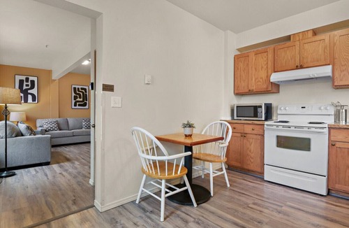 West Central Apartment | Maple Manor Urban Retreat