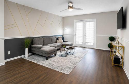 Shannon Apartment | Maple n Main Hoover Modern 2BR Escape 2E