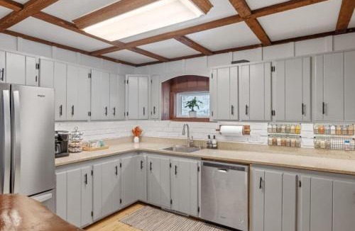 West Dover Ski Chalet | Maple Pine w Hot Tub Pool Table 3min to Mount Snow