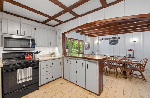 West Dover Ski Chalet | Maple Pine w/Hot Tub Pool Table 3min to Mount Snow