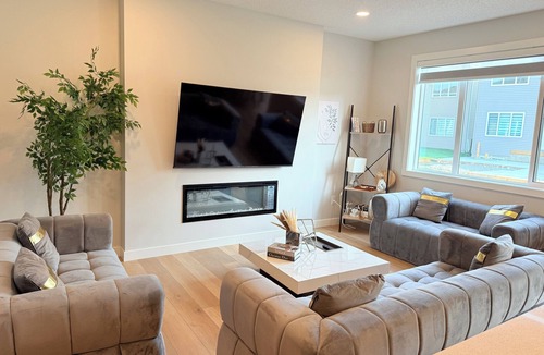 Southeast Edmonton House | Maple Retreat| Sleeps 14| 5 Beds+| Themed Bdrm