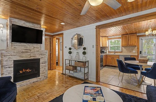 Saugatuck Villa | Maple Ridge Blue Cottage-HOT TUB!
