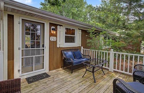 Saugatuck Villa | Maple Ridge Brown Cottage HOT TUB