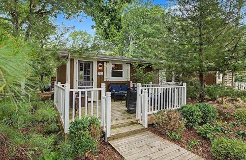 Saugatuck Villa | Maple Ridge Brown Cottage HOT TUB