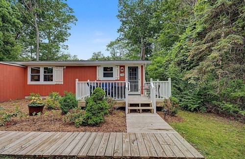 Saugatuck Villa | Maple Ridge Red Cottage HOT TUB!