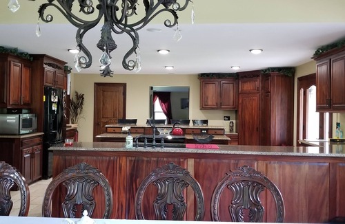 Randolph House | Maple Shade on the Amish Trail: Fireplace, Jacuzzi tub, Gazebo and more