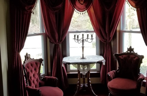 Randolph House | Maple Shade on the Amish Trail: Fireplace, Jacuzzi tub, Gazebo and more