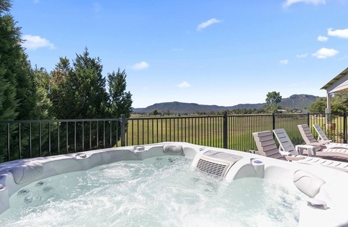 Broke House | Maranda Country Estate - Maranda Country Estate 5 Bedrooms with Spa & Pool