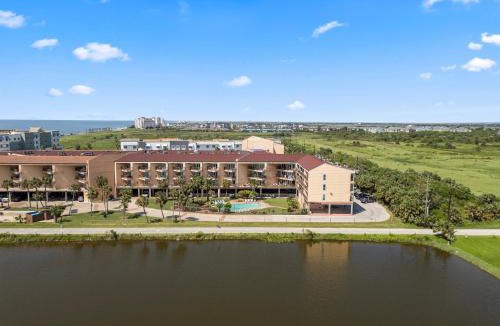 Galveston Apartment | Maravilla Breeze: Tranquil Retreat with Stunning Views