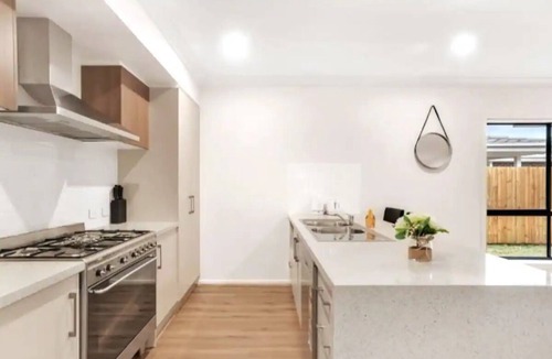 Sydney House | Maraylya Affordable Modern 7 Br Home + Parking