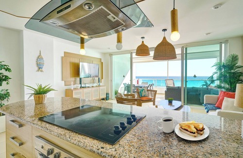 Villas Del Mar Apartment | Marbella | Beachfront Pool Full Kitchen