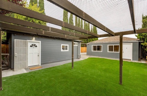 El Granada Cottage | Marbella Lane - 2BR Guest House Dtwn RWC Pking