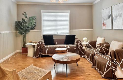 Northwest Anaheim House | #Marbella Lane - Charming 4BR Bungalow for Relaxing Retreat