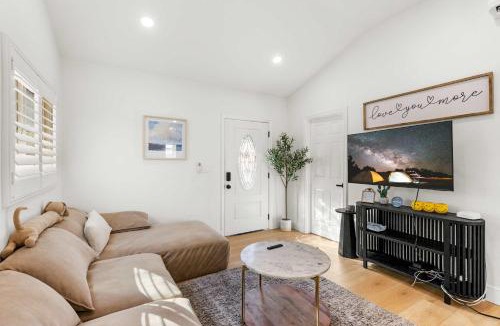 Compton House | Marbella Lane - Cityside Haven w Touch of Charm