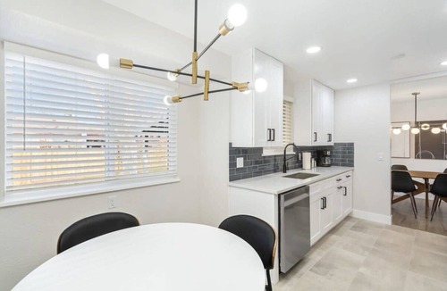 Northwest Arvada Cottage | @ Marbella - Modern 4-br Retreat Chef's Kitchen