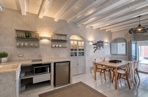Oia Villa | Marble Sun Suite with Hot Tub and Valdera View by Caldera Houses