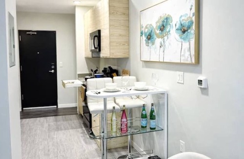 Downtown Des Moines Apartment | Marbled Shores Hideaway (239)