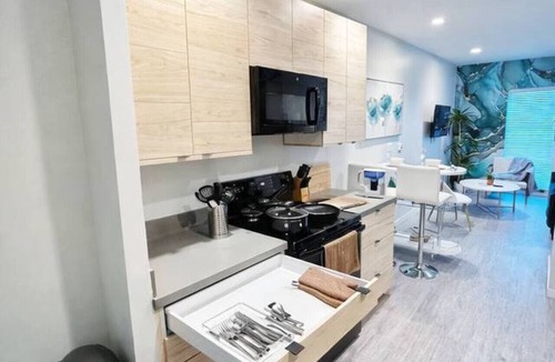 Downtown Des Moines Apartment | Marbled Shores Hideaway (239)