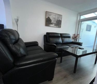 Bloxwich House | Marcot House Modern 5 bedroom house Solihull 10 mins drive from bhx & nec private off road parking
