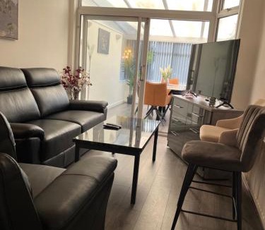 Bloxwich House | Marcot House Modern 5 bedroom house Solihull 10 mins drive from bhx & nec private off road parking