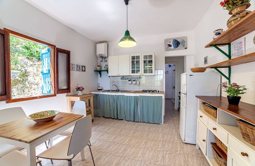 Corsano Cottage | Mareverde.Gorgeous beachfront cottage with pool and very close to the sea access