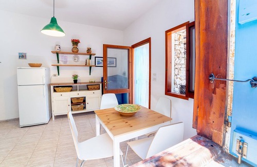 Corsano Cottage | Mareverde.Gorgeous beachfront cottage with pool and very close to the sea access