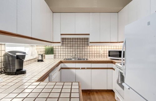 Bankview Apartment | "Marigold" 3 Bed Bankview Suite