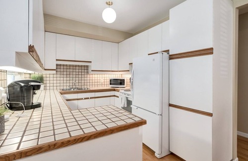 Bankview Apartment | "Marigold" 3 Bed Bankview Suite