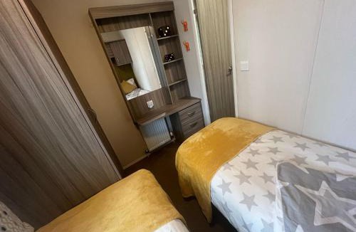 Ringwood Cabin | Marigold lodge 8 at Oakdene Forest Park