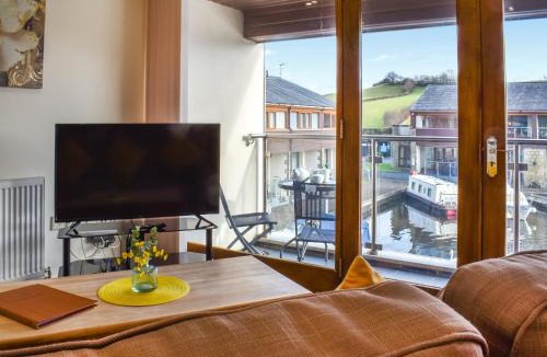 Tewitfield House | Marina Haven