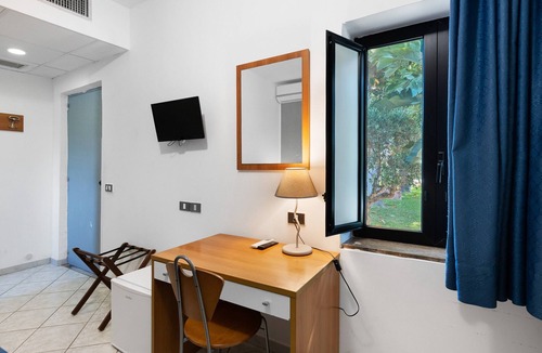 Laura Apartment | Marina Living Rooms - Basic Triple Room with Shared Pool, Wi-Fi and Air Conditioning